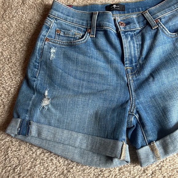 Seven for all mankind mid roll distressed light wash shorts 4” size 26 blue - Picture 3 of 8
